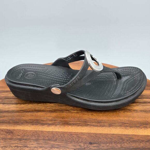 Crocs Sanrah Sandals Women's 7 Black Silver Circle Slip On Thong Comfort Wedge - Picture 1 of 7